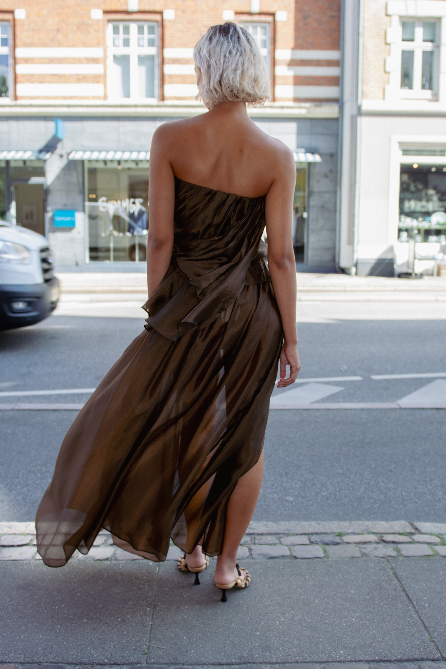 THE GARMENT, Gilian Bustier, Espresso