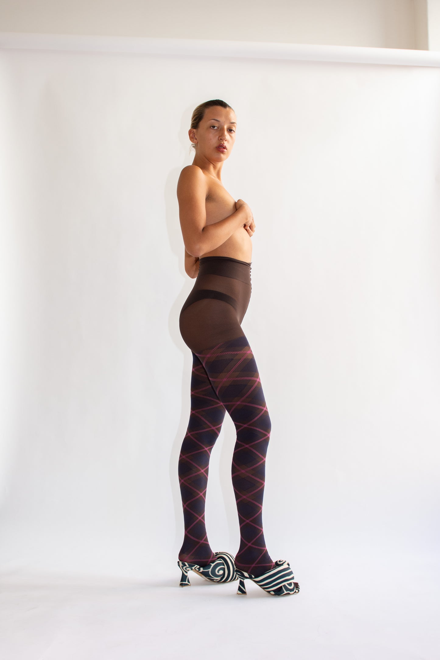 SWEDISH STOCKINGS, Franka Check Tights, Dark Brown