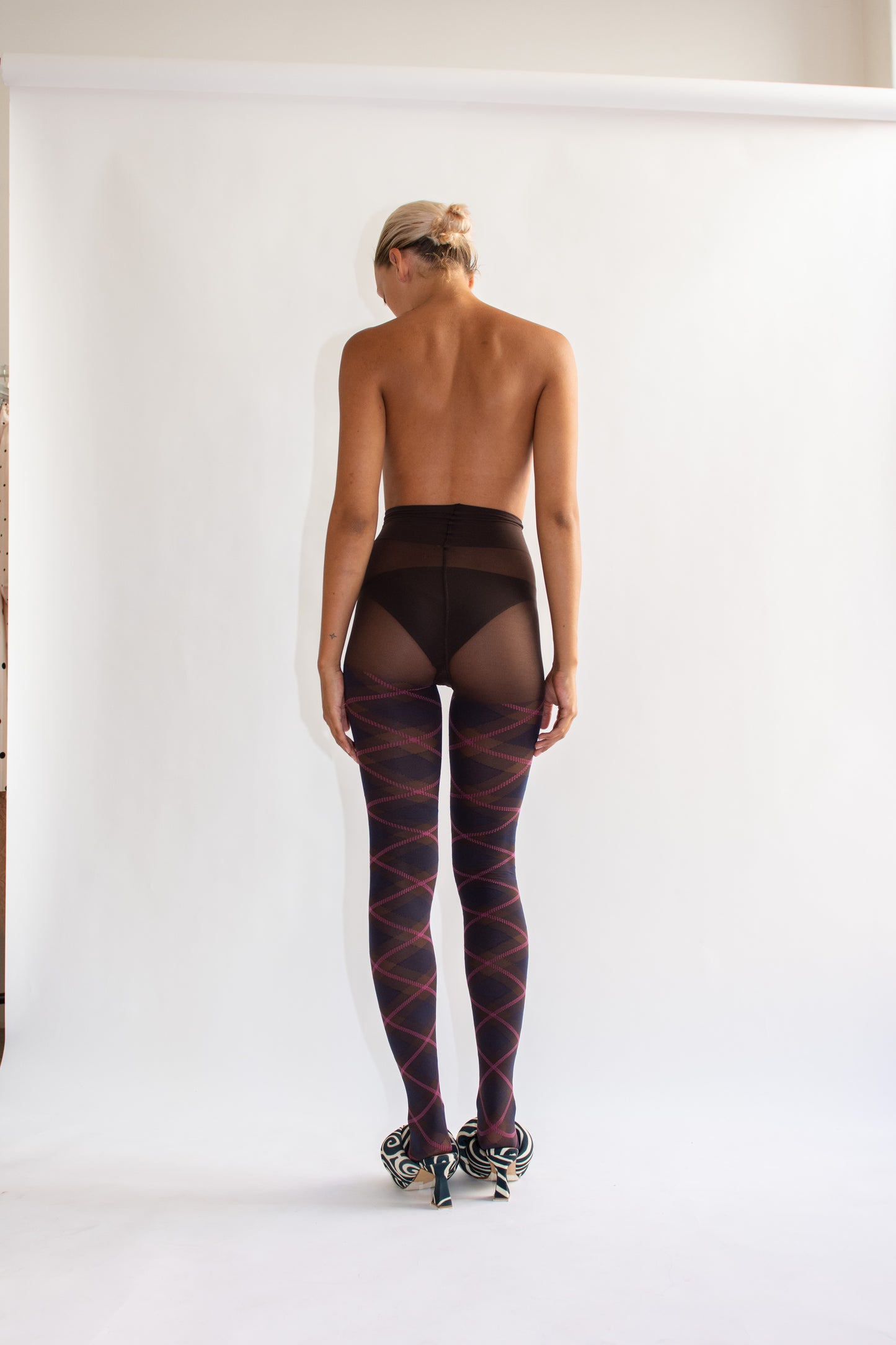 SWEDISH STOCKINGS, Franka Check Tights, Dark Brown