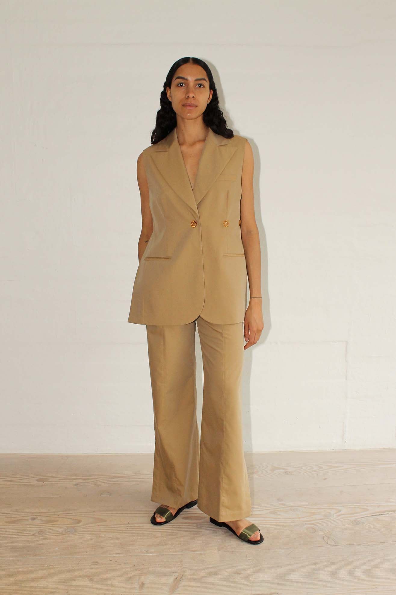 MR. LARKIN, Charlie Pant, Tanin