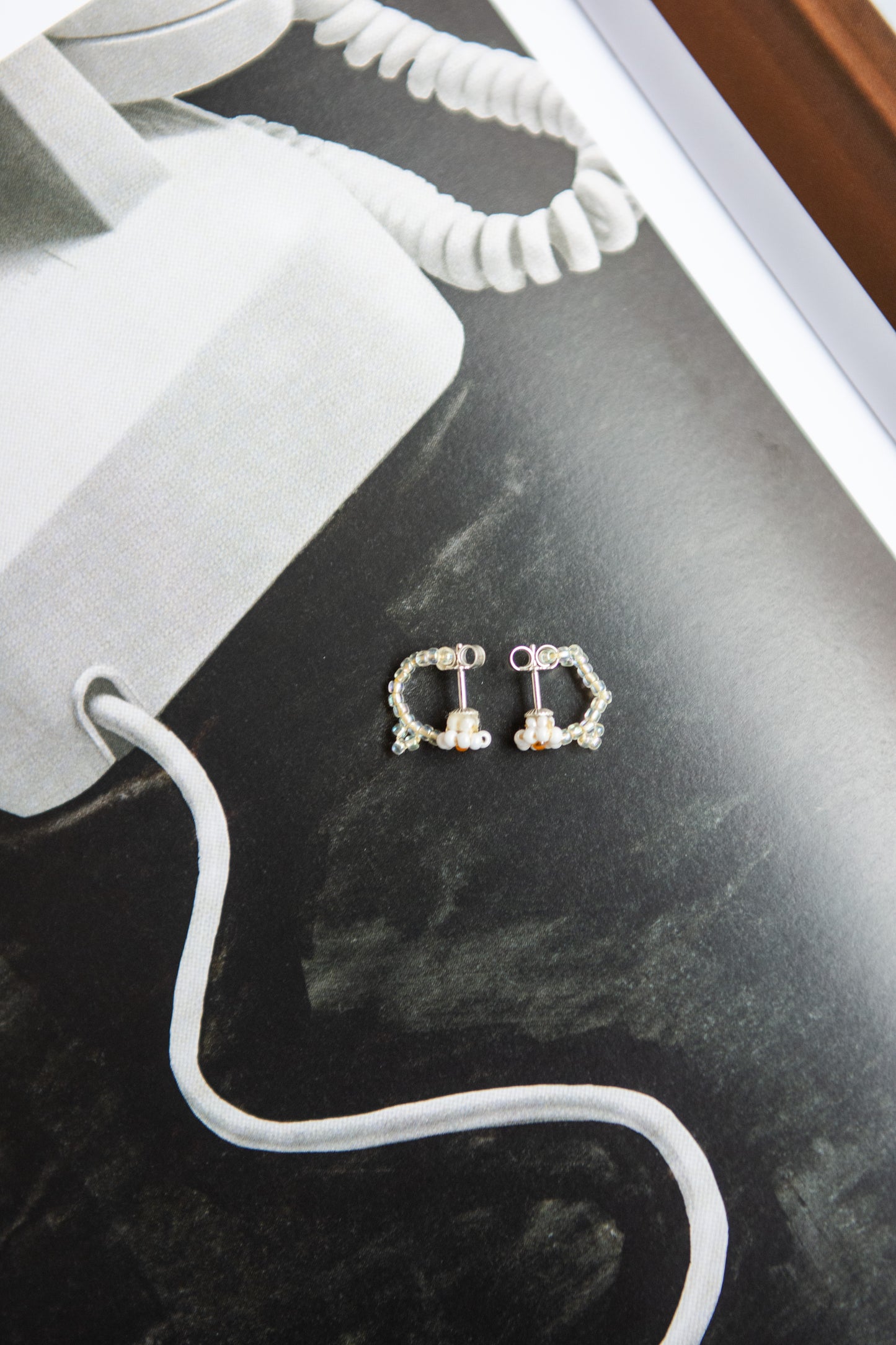 PURA UTZ, Flor Huggie Ear Stick, White