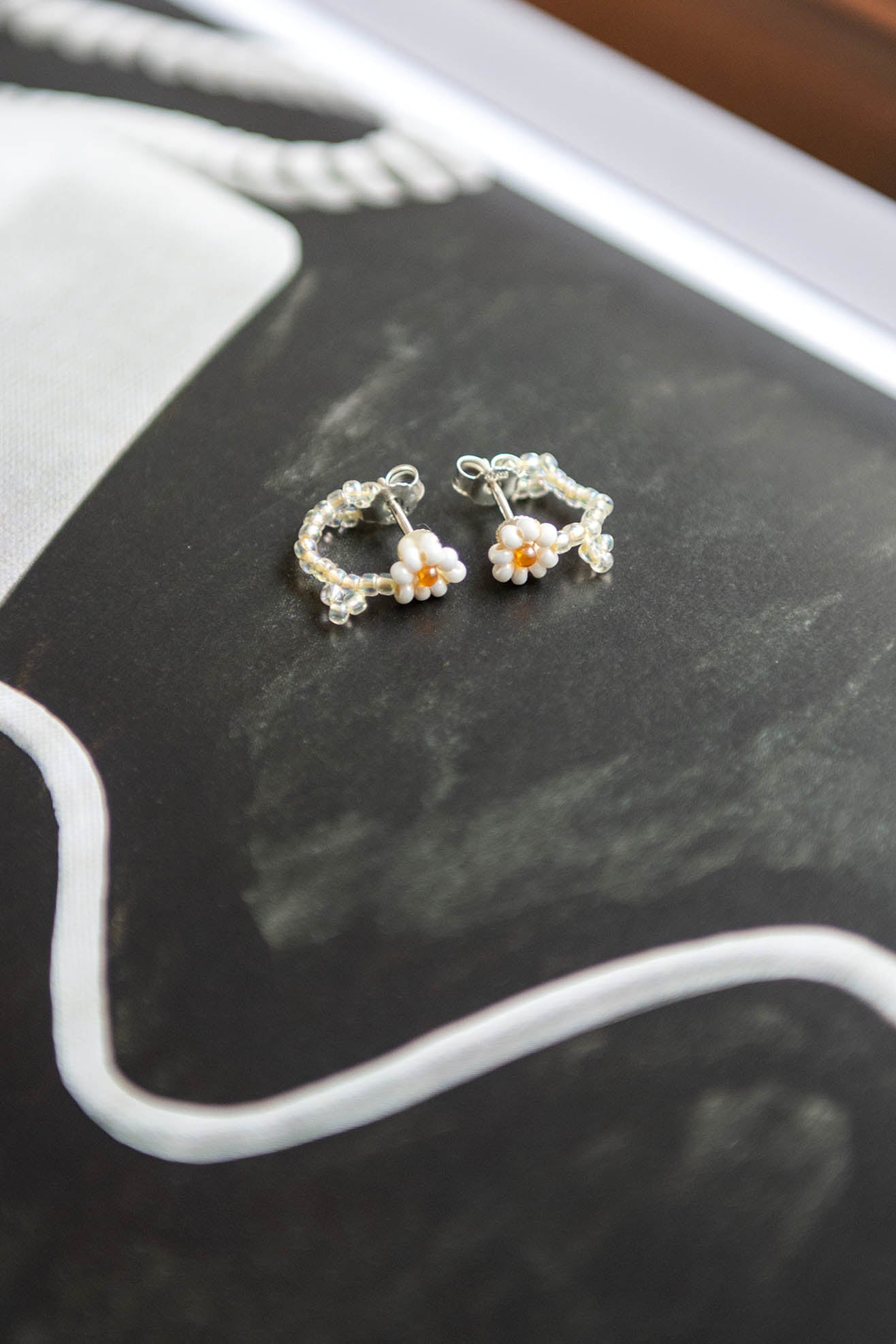 PURA UTZ, Flor Huggie Ear Stick, White