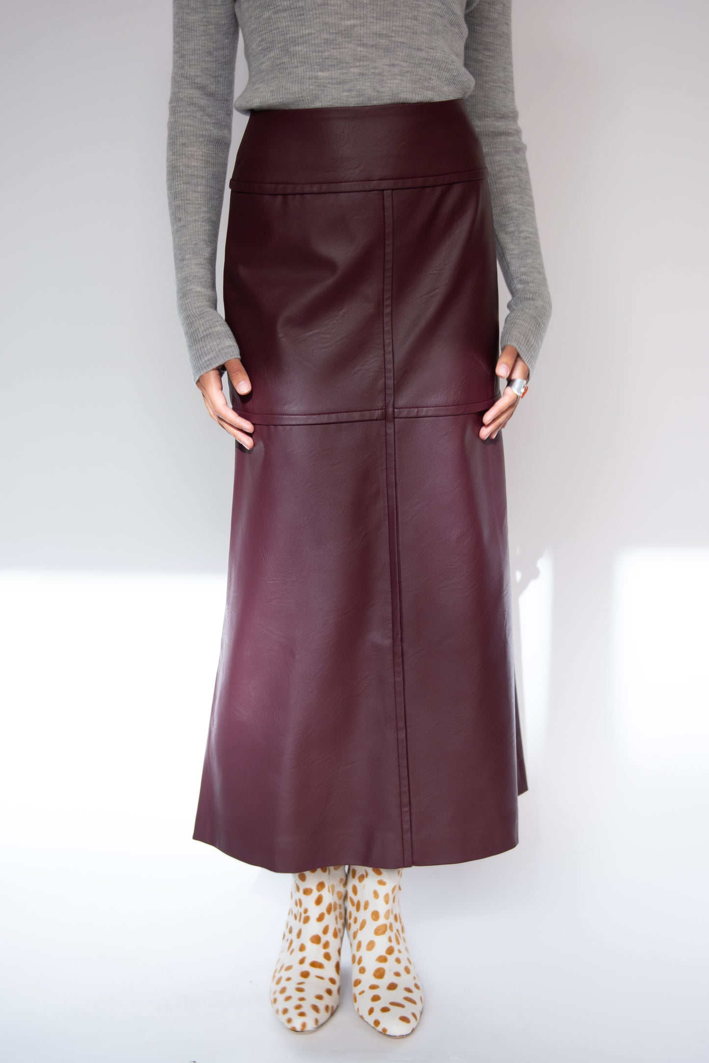 MR. LARKIN, Anja Skirt, Mahogany
