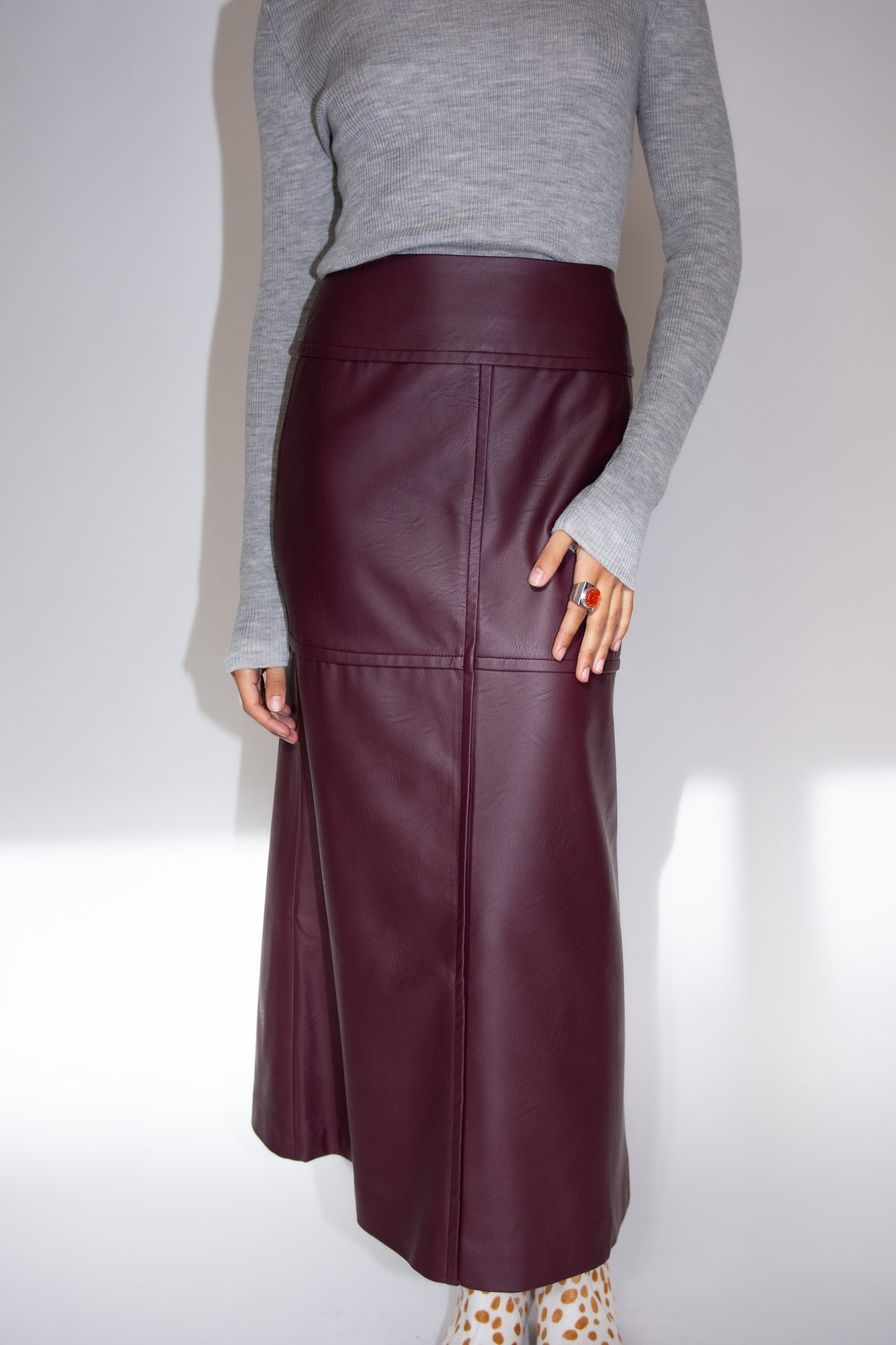 MR. LARKIN, Anja Skirt, Mahogany