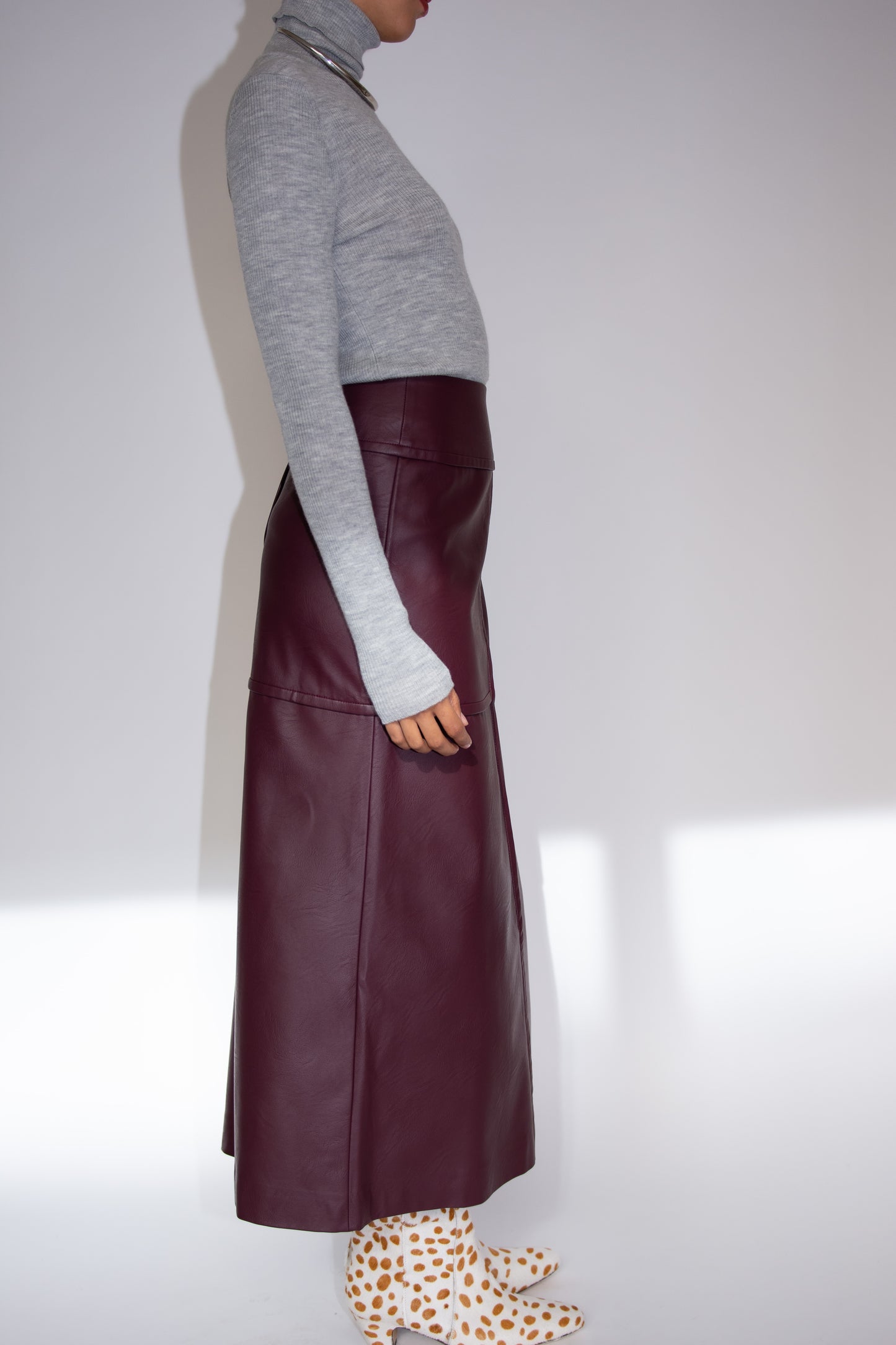 MR. LARKIN, Anja Skirt, Mahogany