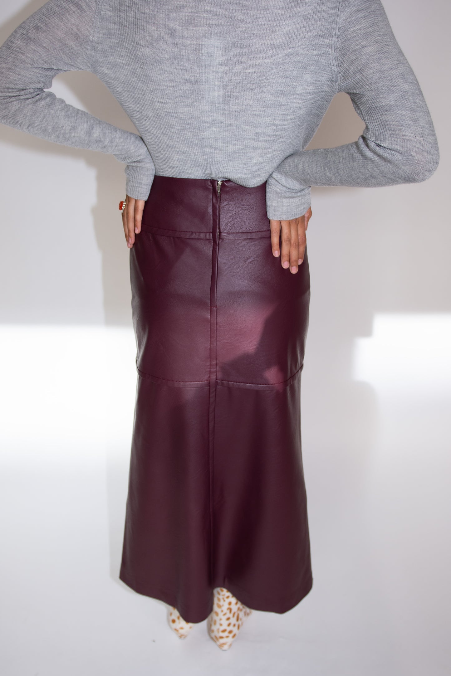 MR. LARKIN, Anja Skirt, Mahogany