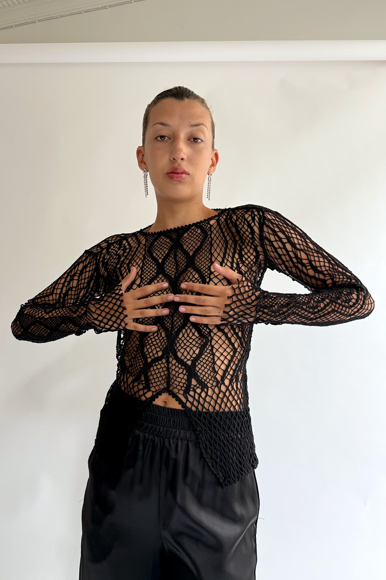 EUCHRONIA, Longsleeved Lace Tee, Black