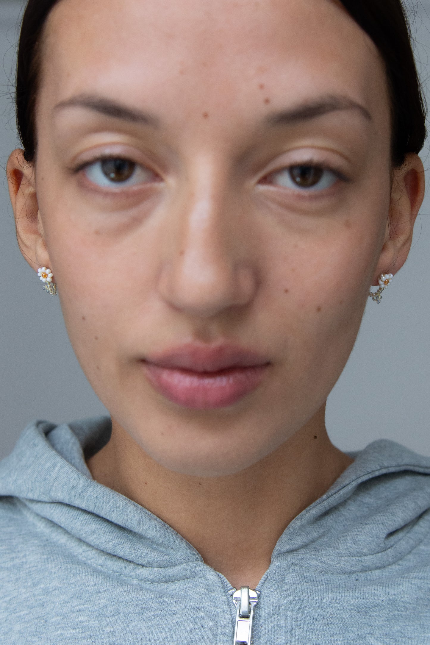 PURA UTZ, Flor Huggie Ear Stick, White