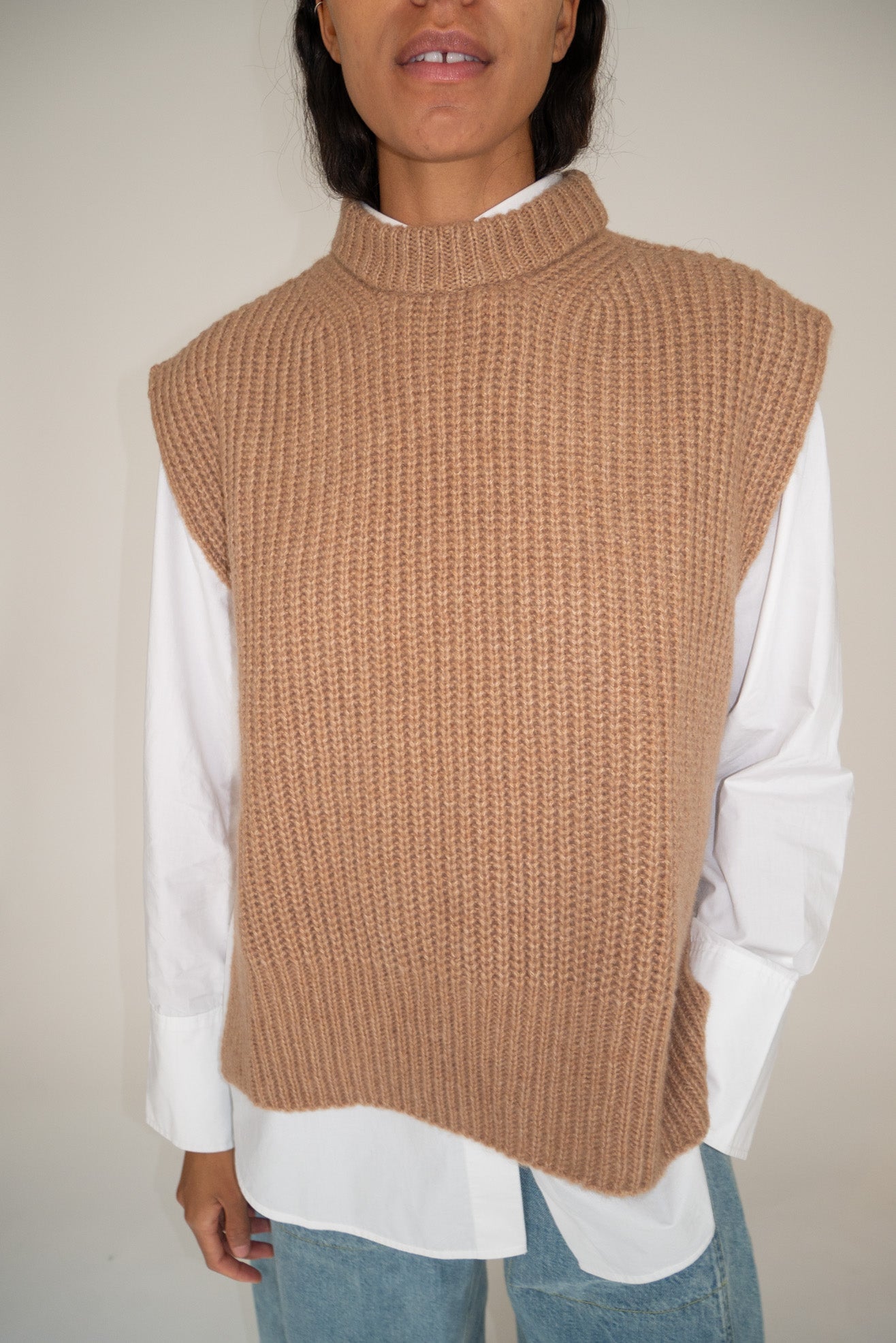 MR. LARKIN, Frida Vest, Camel- PHOTOSHOOT SAMPLE