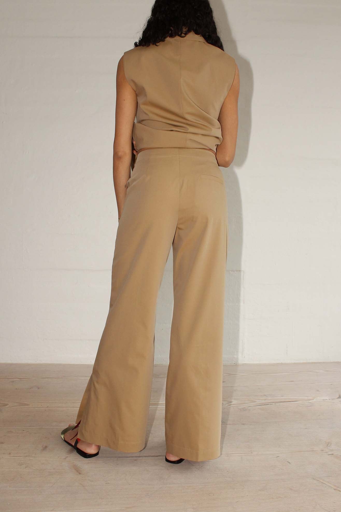 MR. LARKIN, Charlie Pant, Tanin