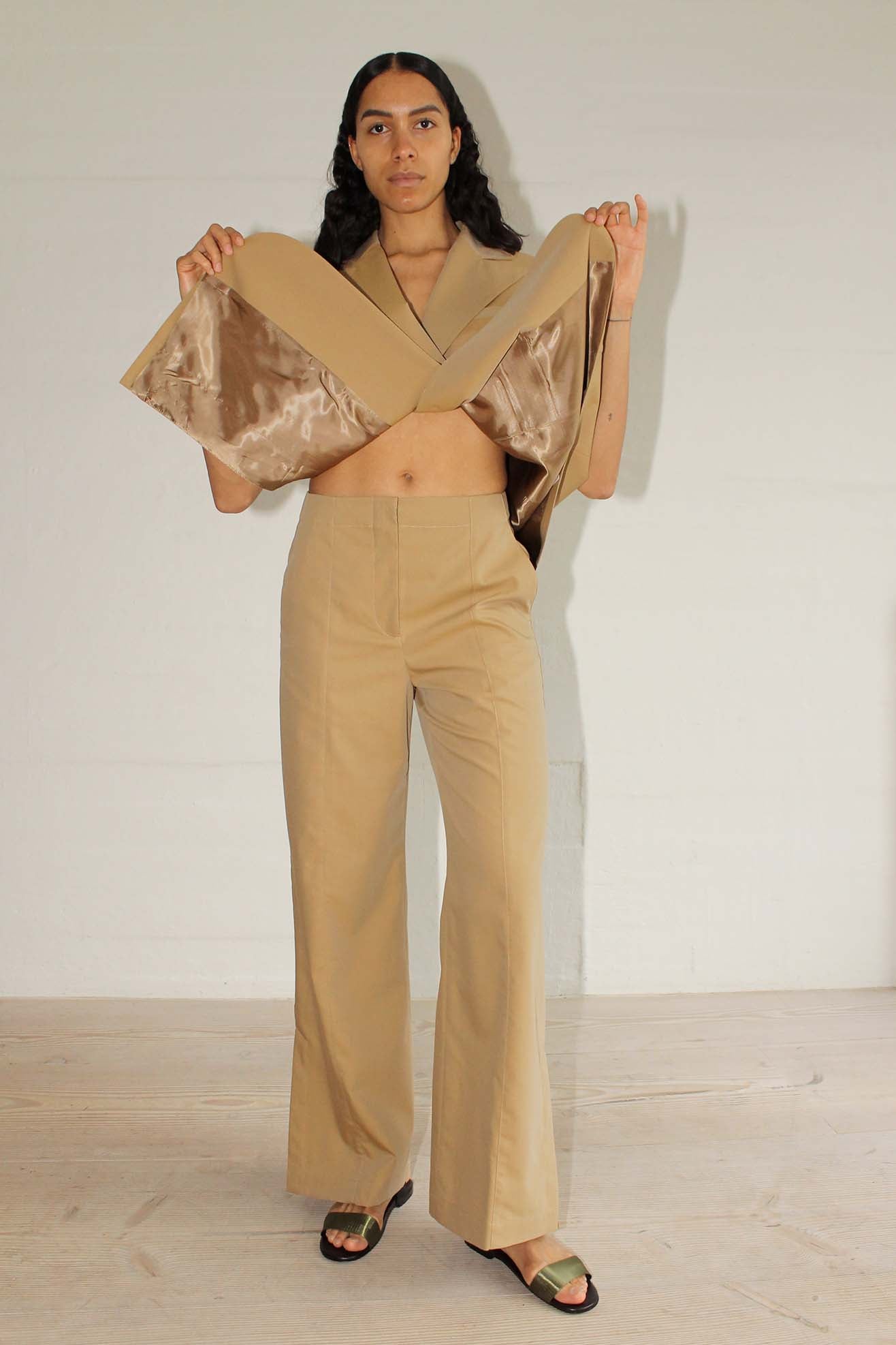 MR. LARKIN, Charlie Pant, Tanin