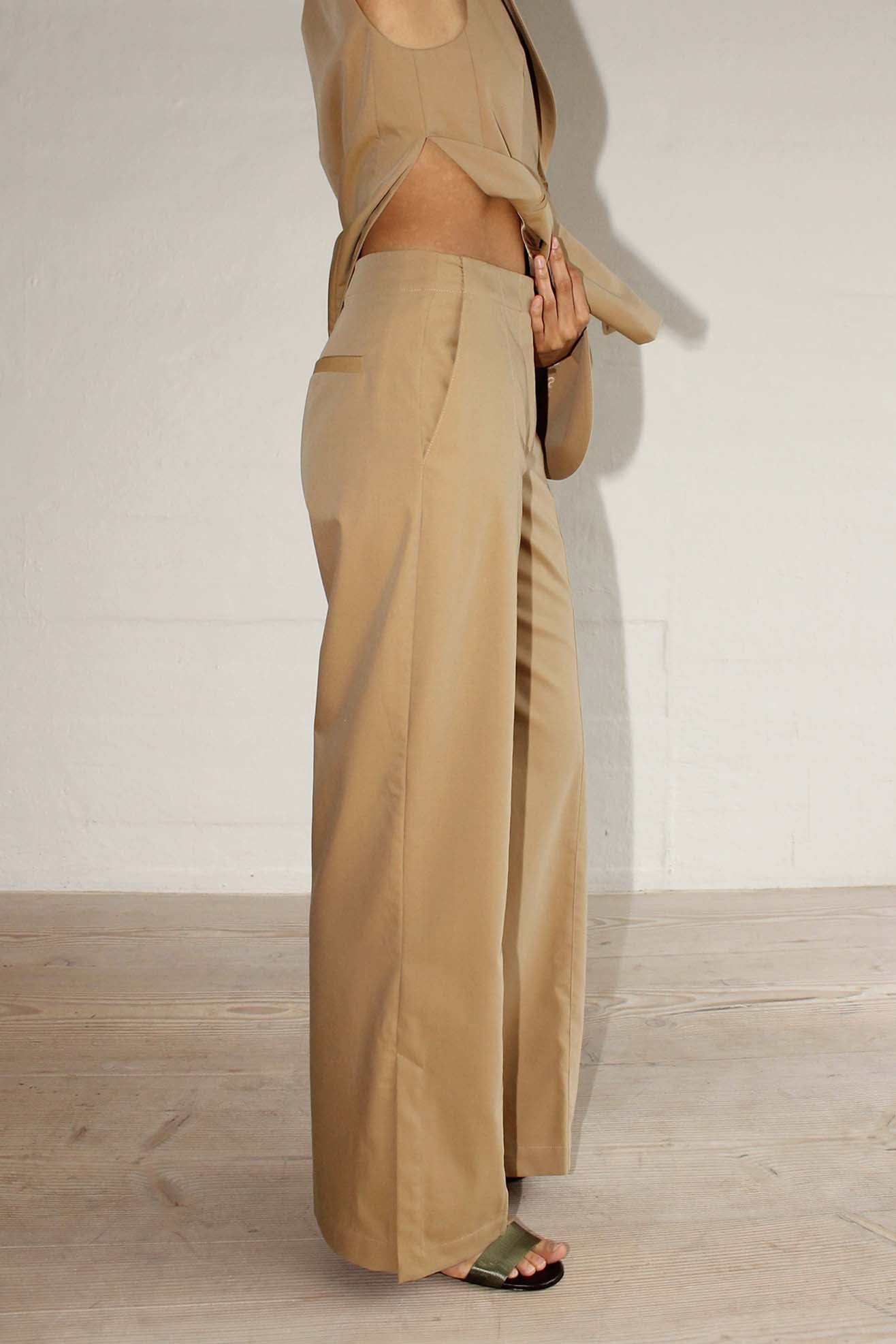 MR. LARKIN, Charlie Pant, Tanin